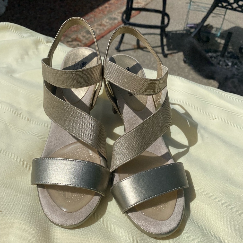 NWOT Comfy Gold Heels